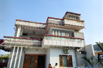 Grand Floral Balcony Housewarming Decor